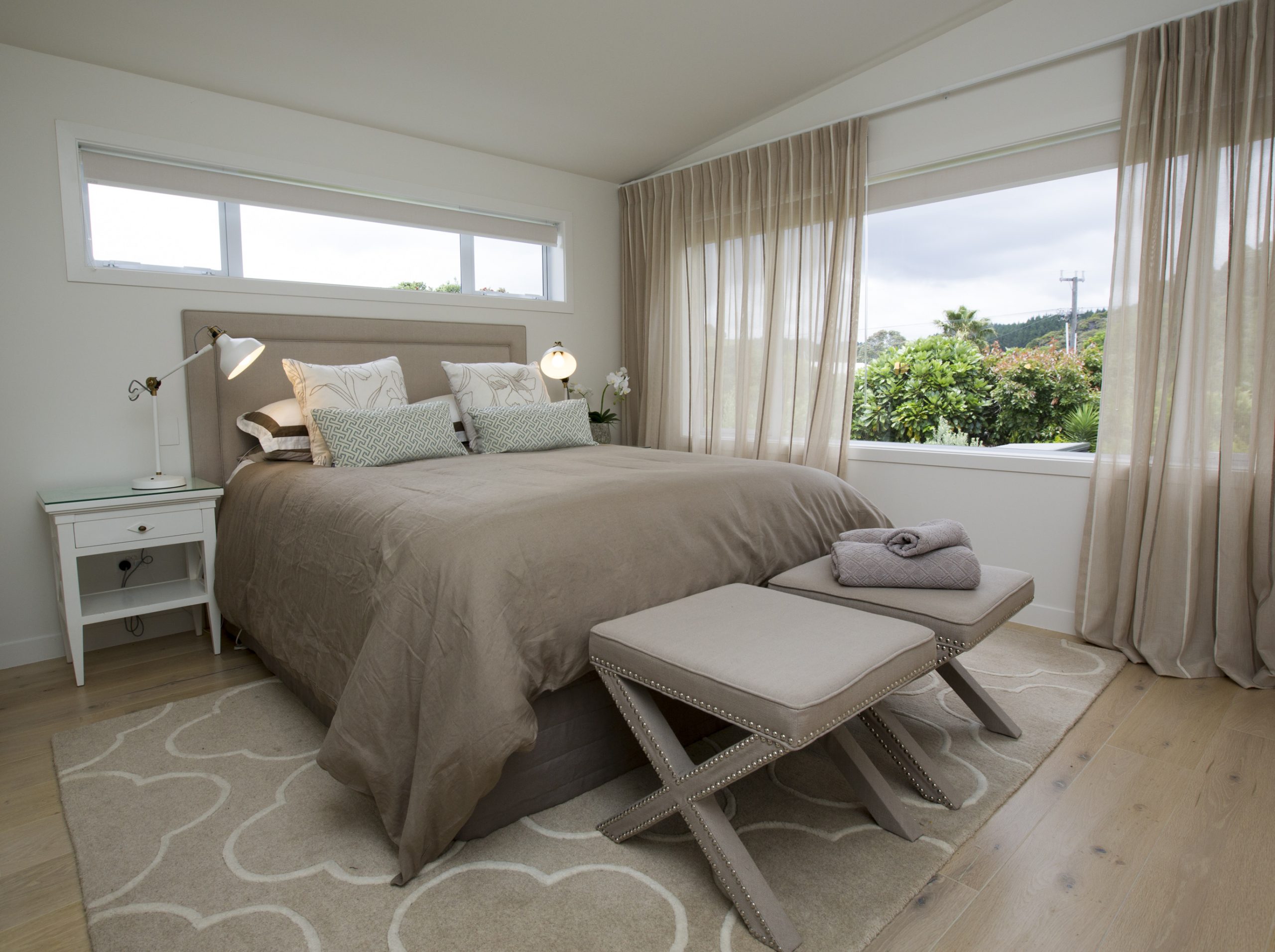 Coastal bedroom with harmonious design by Natasha Walker Interiors at Sorrento Beach House, Melbourne
