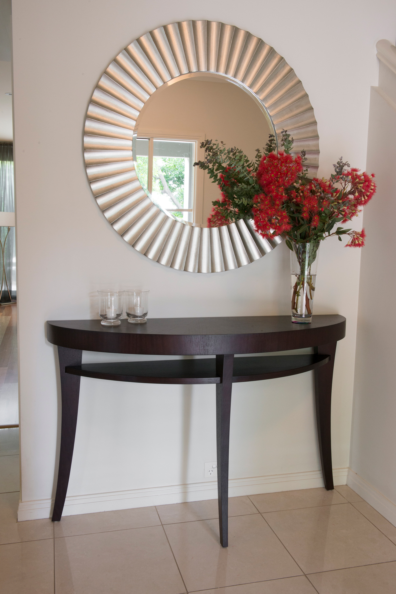 natasha_walker_interiors_timeless_interior_design_melbourne_elwood_port_melbourne_home_creating_stylish_homes_entrance_feature_mirror_hallway_table_10